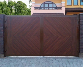 Уличные распашные ворота DoorHan под дерево 2900x2100